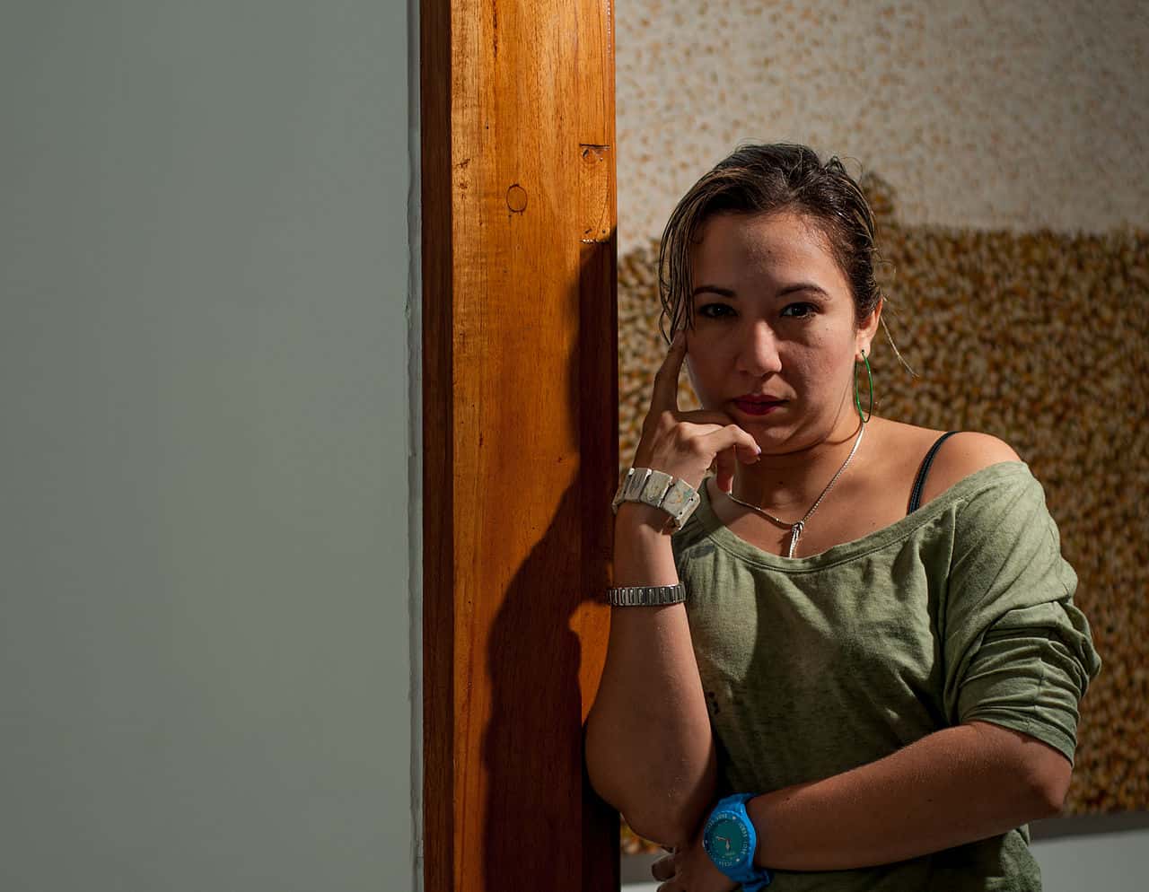 1280px-Woman_waiting