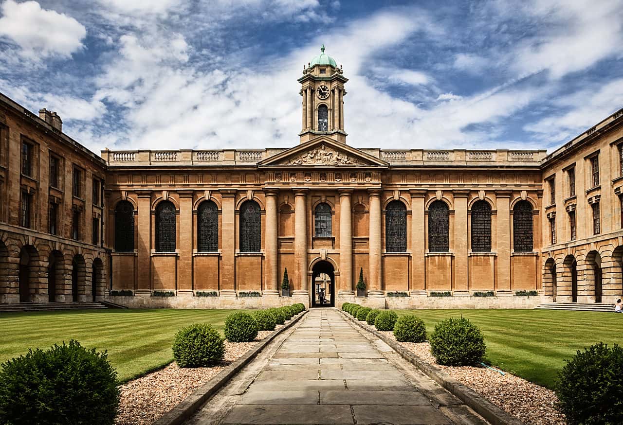 Oxford_university_The_Queen's_College_by_Fenlio