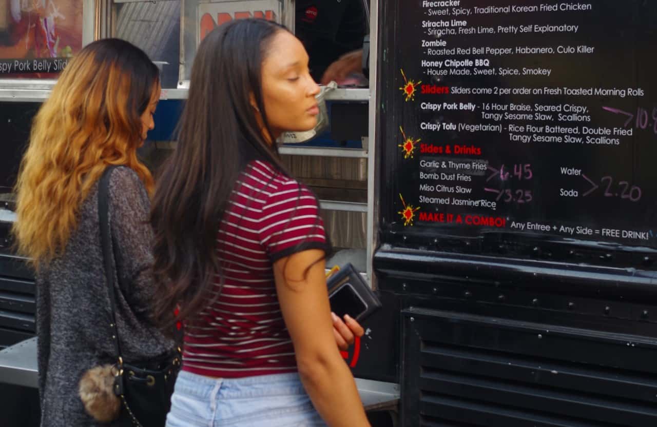 Two_Woman_Ordering_@_Bellybombs_(29336465091) (1)