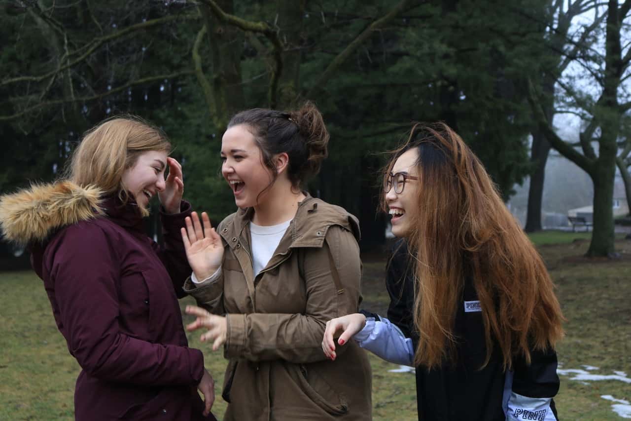 best-friends-fall-girls-girls-laughing-341934