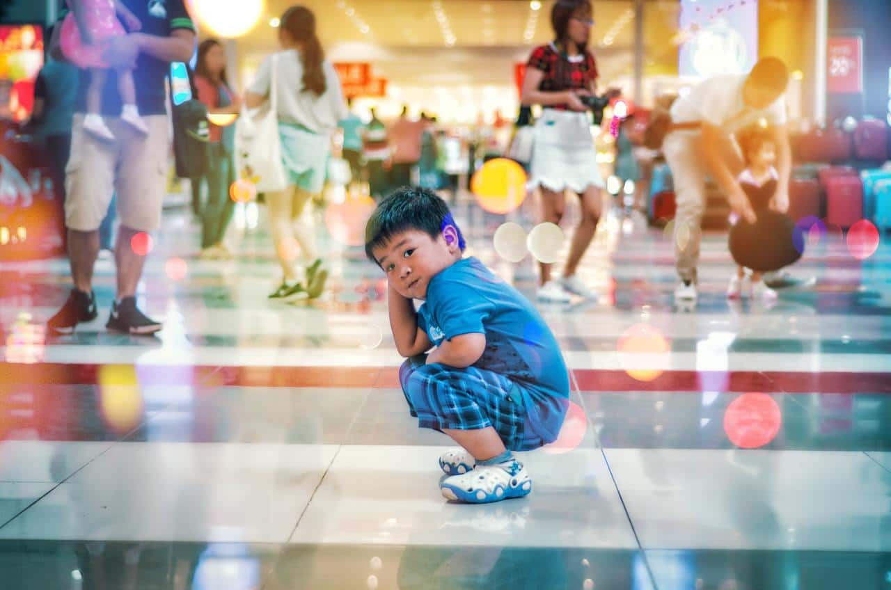 bokeh-boy-child-indoors-kid-mall-1509483-pxhere.com