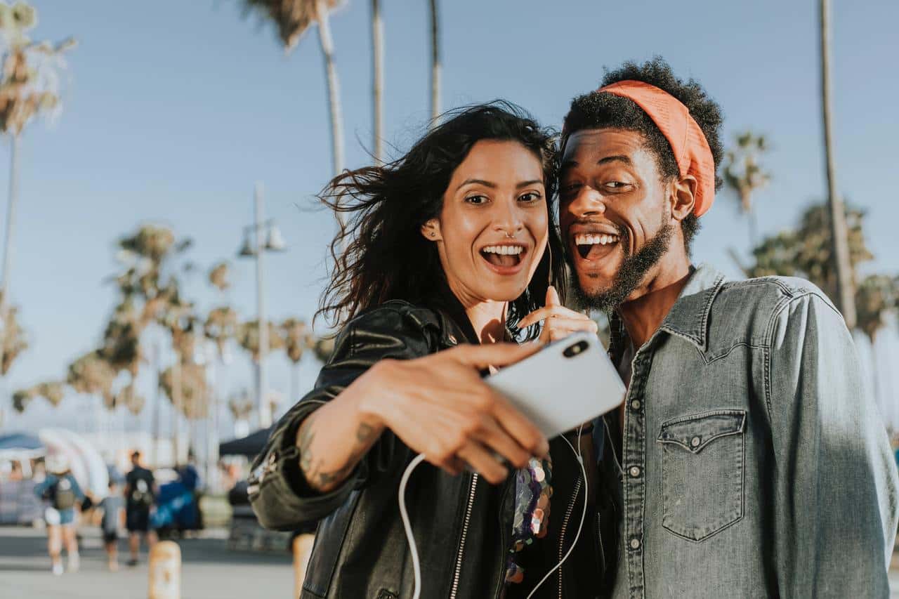 capturing-cheerful-couple-enjoying-facial-expression-friends-1557567-pxhere.com