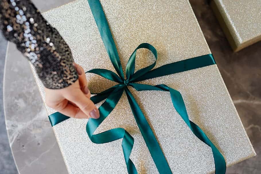 christmas-gift-gift-wrapping-girl-gift-box-gift-holding-gold