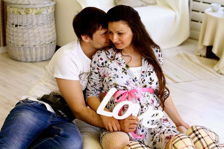 couple-future-parents-pregnancy-stand-by