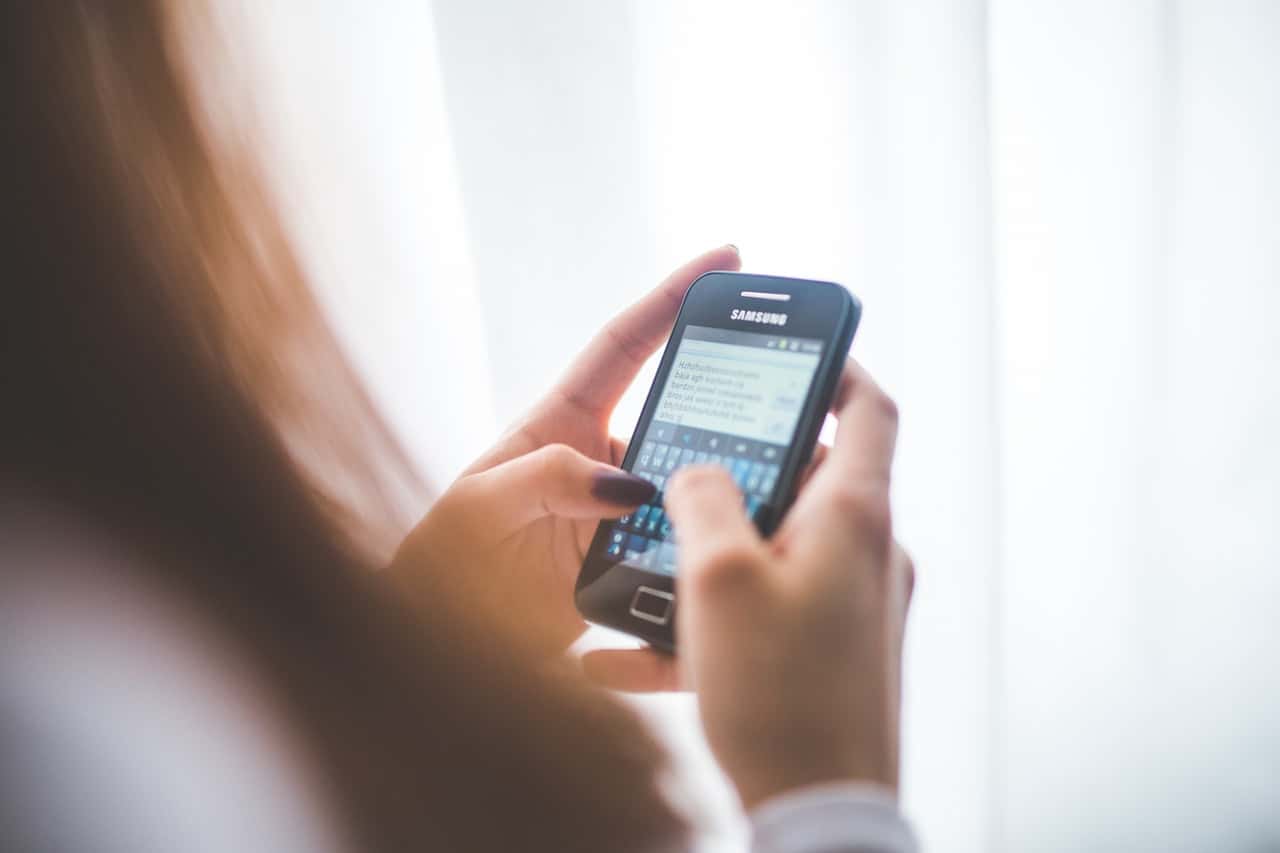 girl-using-mobile-phone-6411