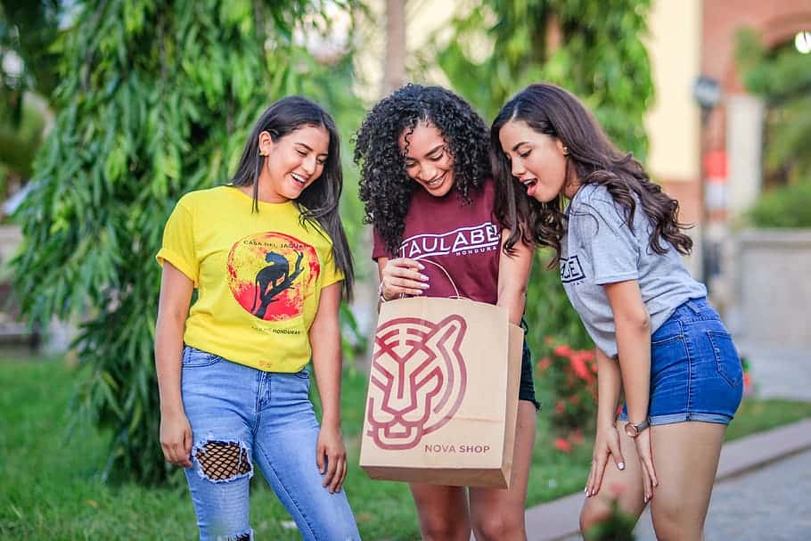 group-people-fashion-shopping-teens-colleagues