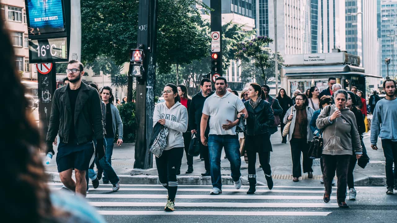 pedestrian-people-road-street-crossing-city-915416-pxhere.com