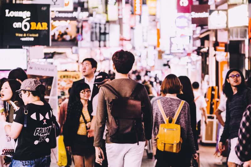 people-walking-on-the-streets-in-seoul-south-korea_800