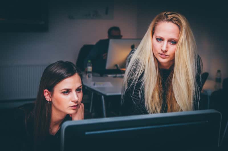 two-women-working-in-an-office_800