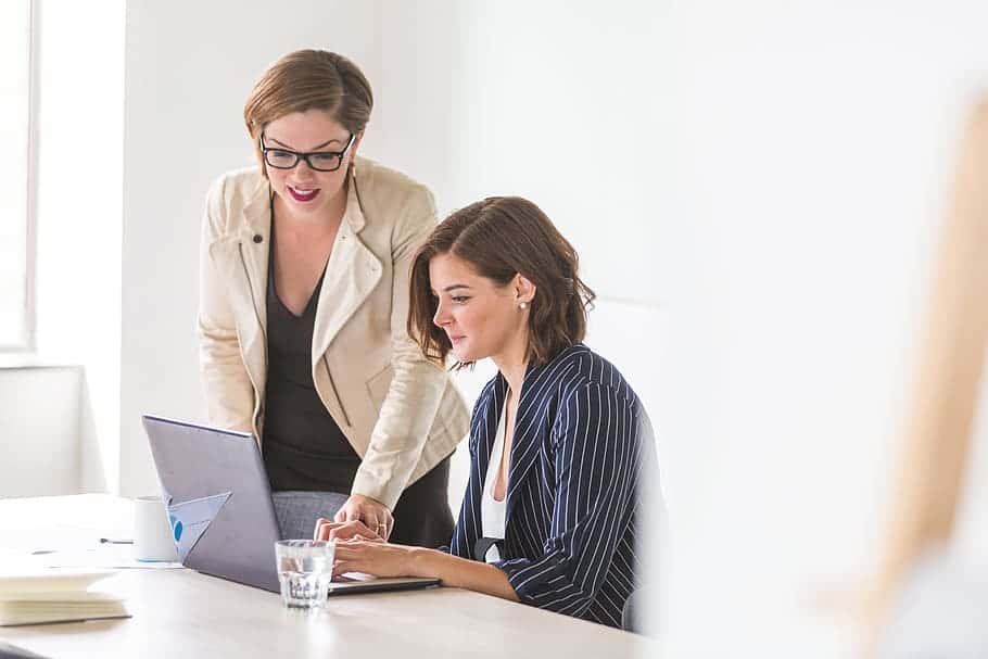 women-business-laptop-office