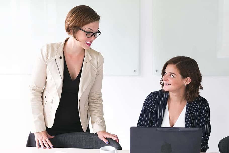 women-business-laptop-office
