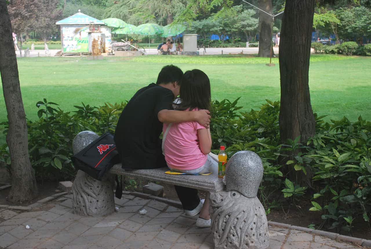 young-couple-2961277950390SS1a