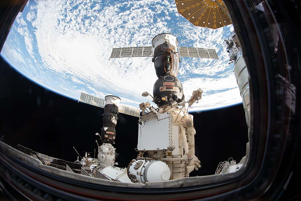 1024px-ISS-57_EVA_(c)_Oleg_Kononenko_and_Sergey_Prokopyev