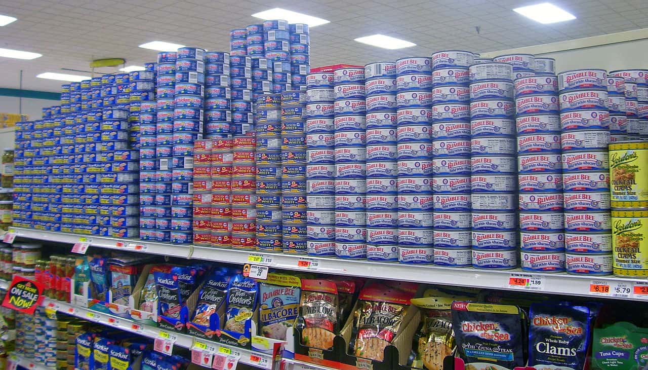 1280px-Canned_and_packaged_tuna_on_supermarket_shelves