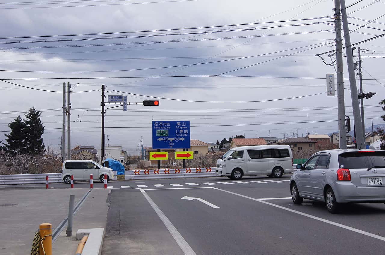 1280px-Cross_road