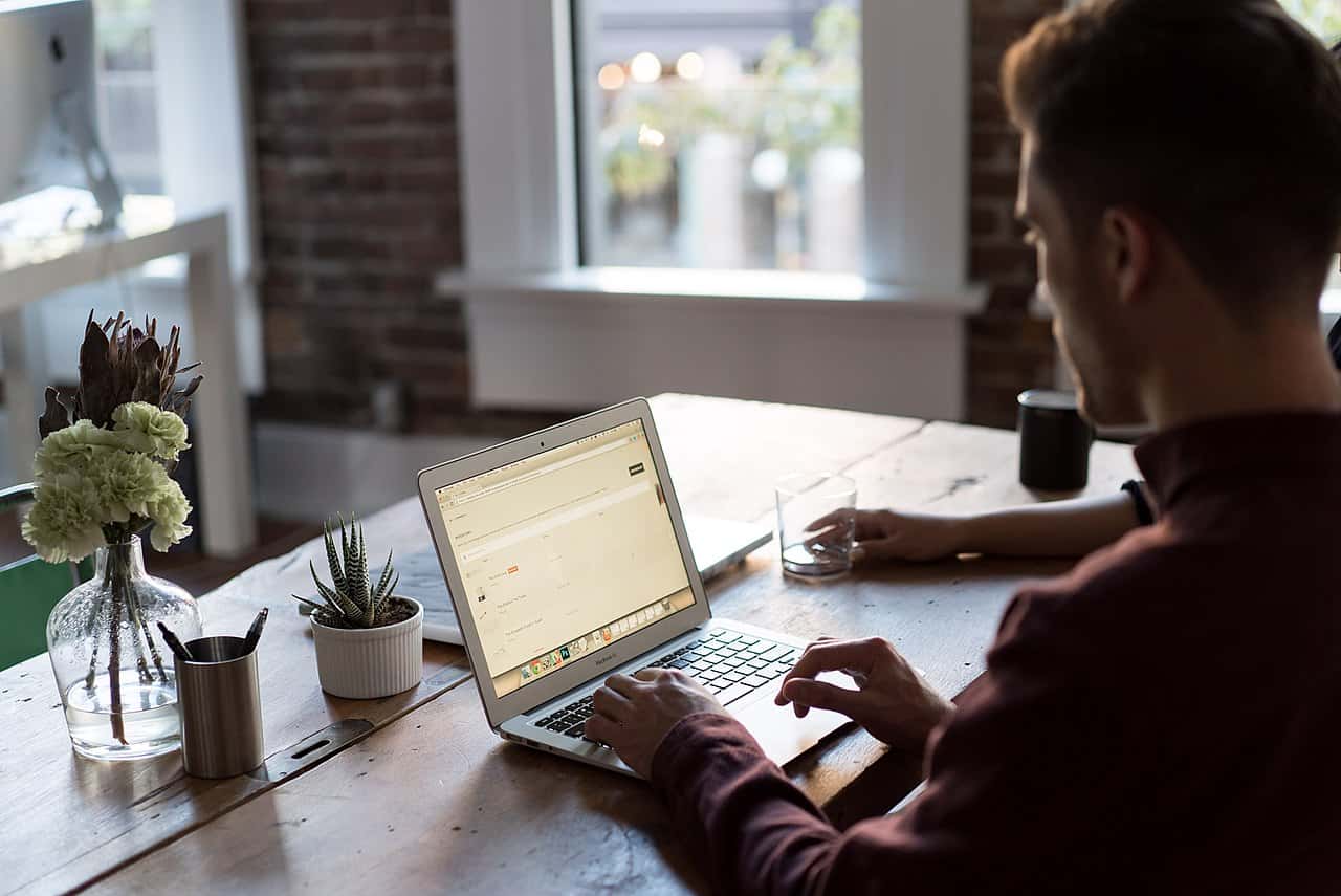 1280px-Man_at_a_laptop_in_an_office_(Unsplash)