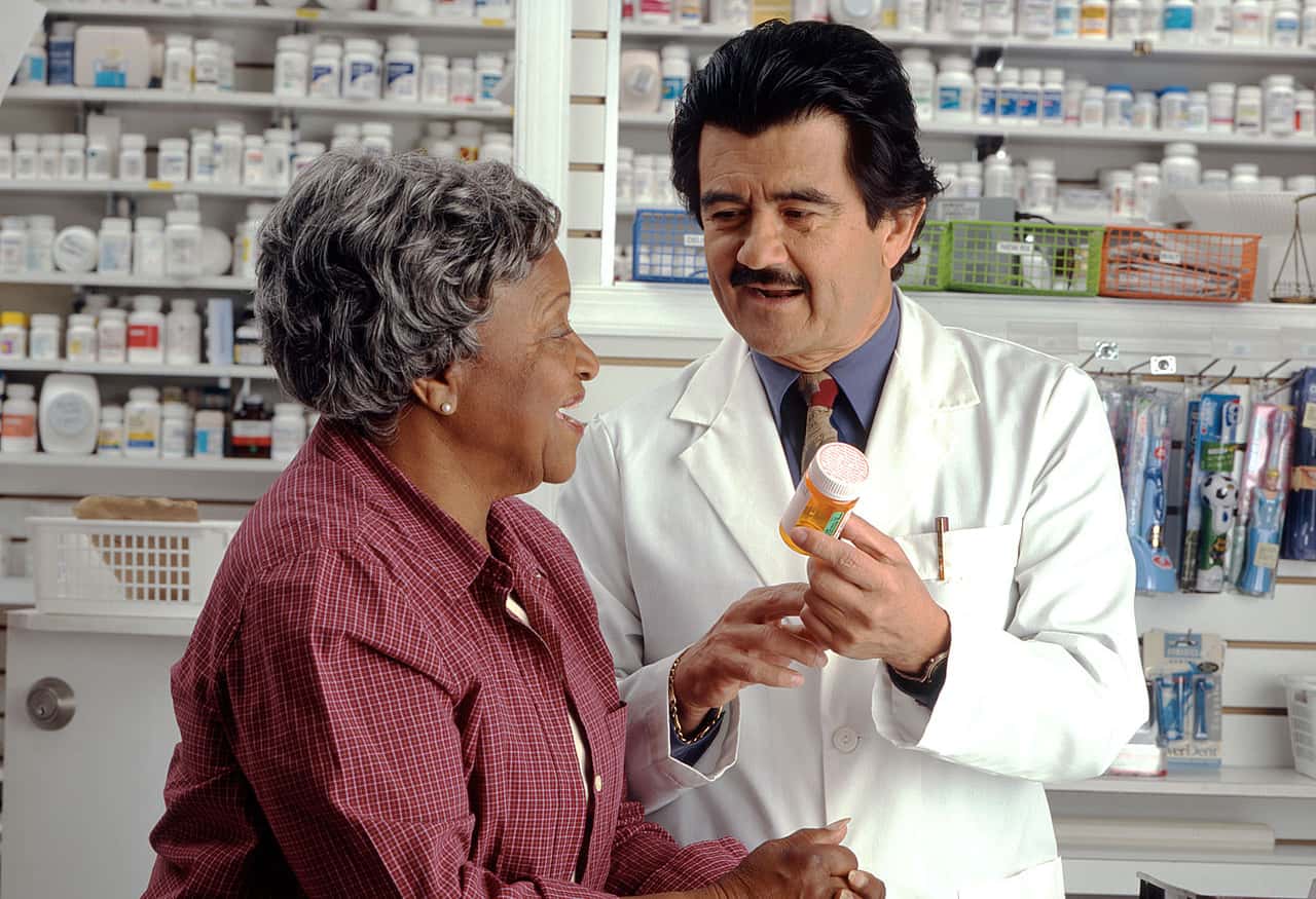 1280px-Woman_consults_with_pharmacist_(1)