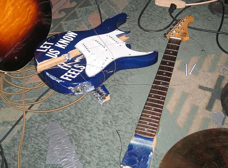 800px-Hank's_-_Shattered_Guitar