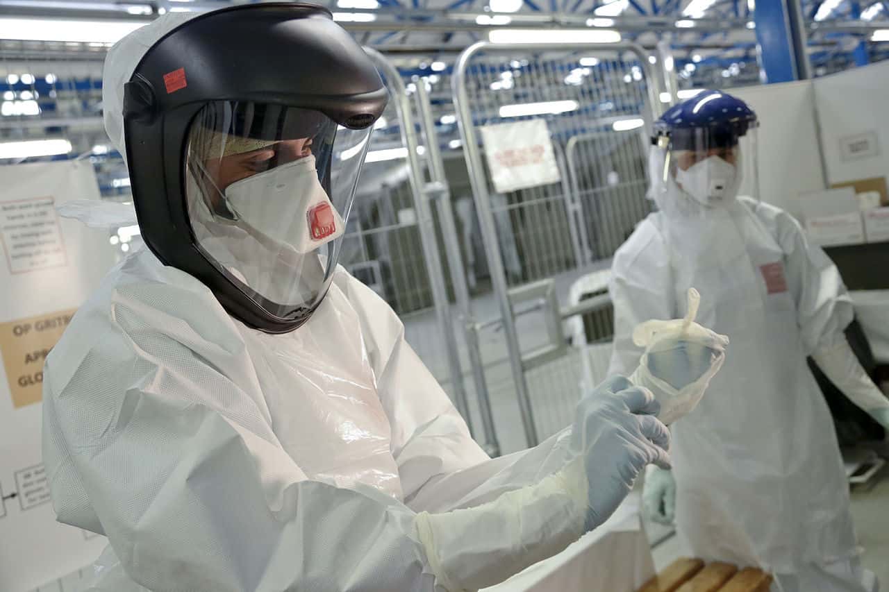 Army_trainers_teach_NHS_medics_how_to_put_on_Ebola_safety_suits_(15650293350)