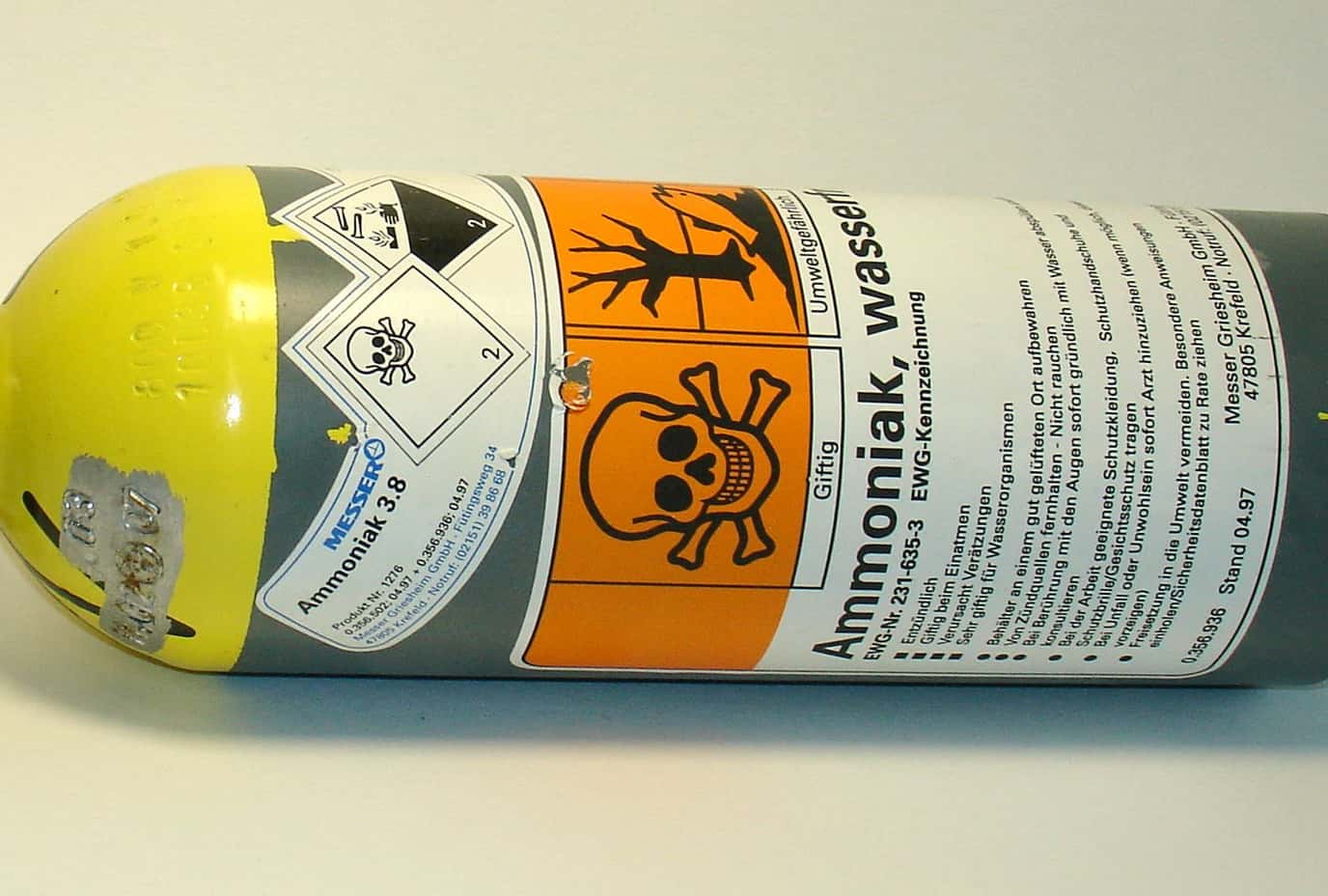 Gas_cylinder_ammonia_rotated_90o