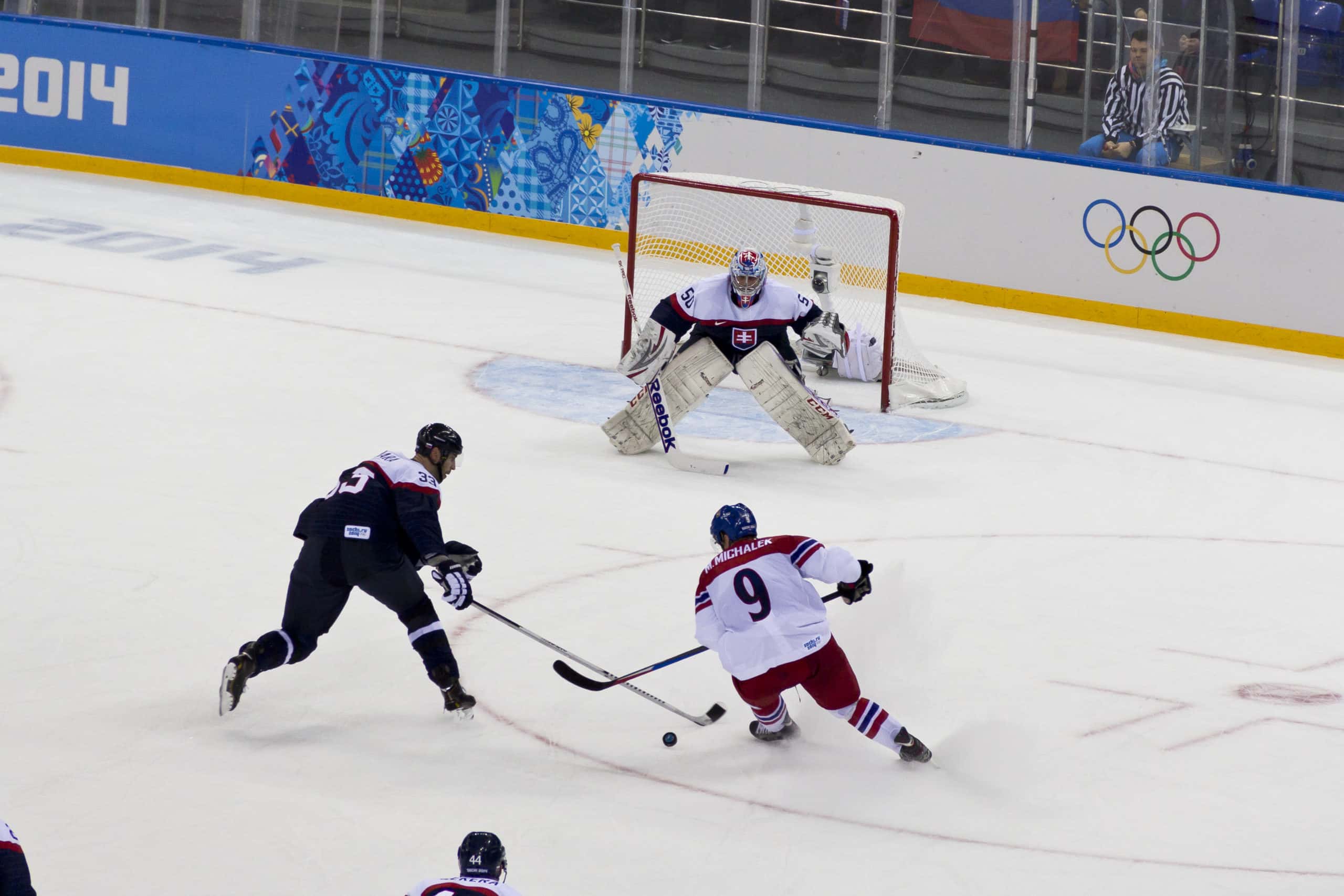 Ice_hockey_at_the_2014_Winter_Olympics_–_Men's_tournament_Czech_Republic_vs_Slovakia_2