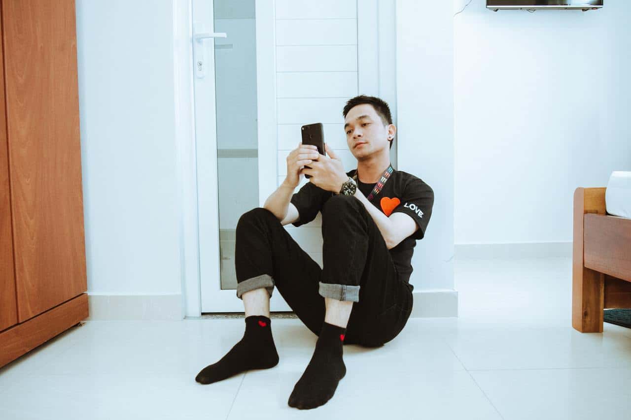 adult-alone-cellphone-door-facial-expression-floor-1495057-pxhere.com