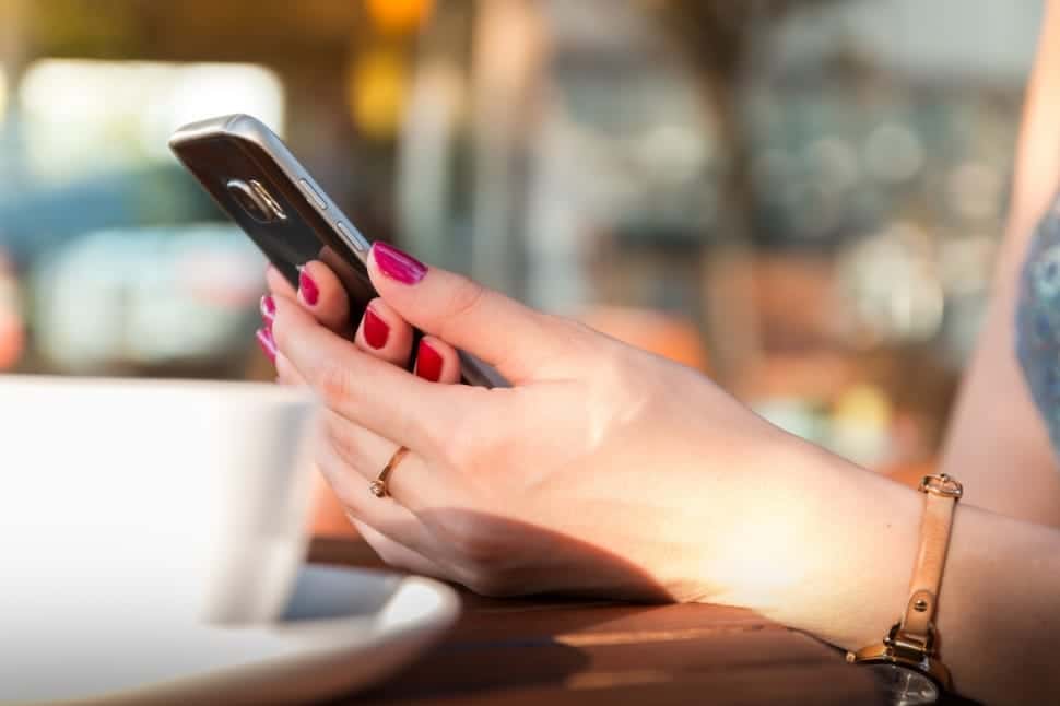 blur-cellphone-close-up-focus-girl-wallpaper-preview
