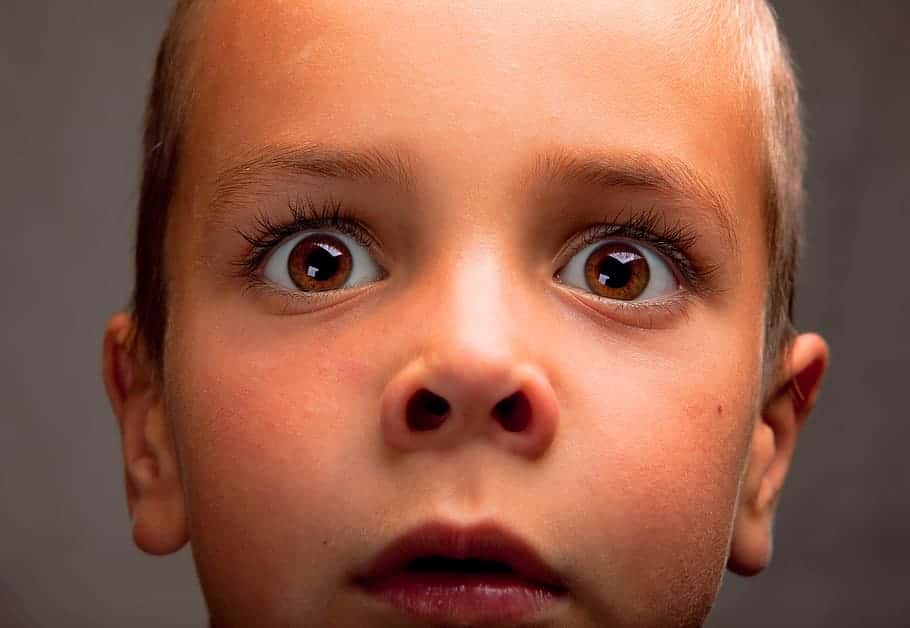 boy-surprised-child-close-up
