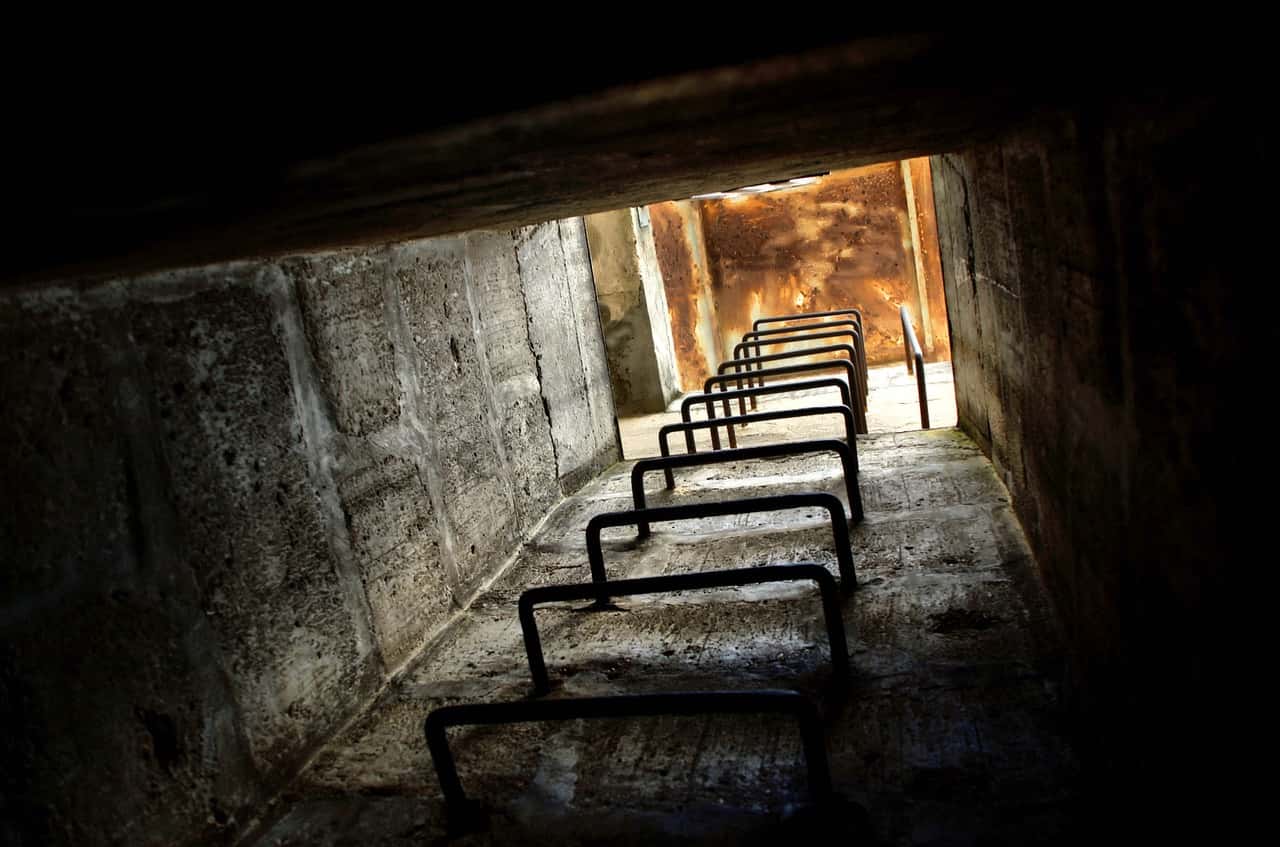 bunker-2359436_1280