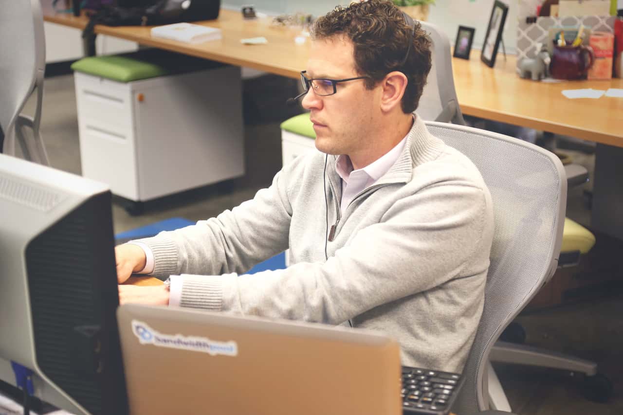 desk-man-person-technology-workspace-office-922320-pxhere.com