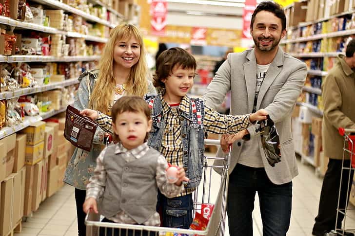 family-shopping-center-purchase-food-preview