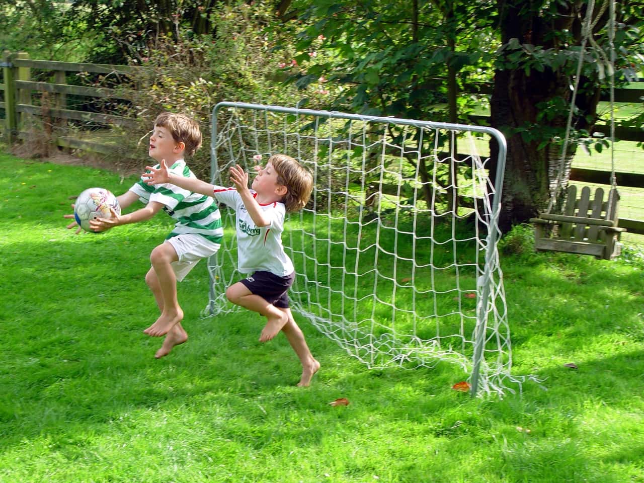 football-kids-play-soccer-916160