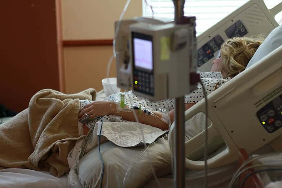 hospital-labor-delivery-mom