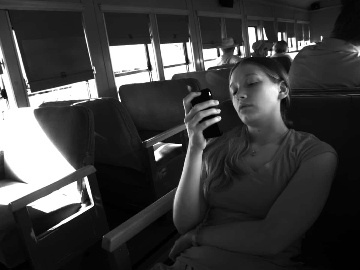 smartphone-black-and-white-woman-car-photography-driving-284823-pxhere.com