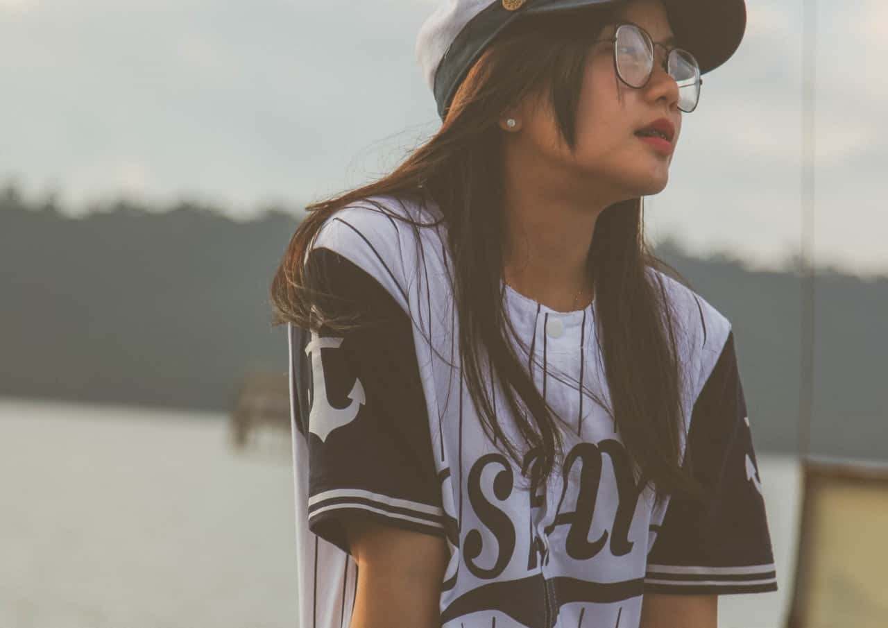 woman-wearing-white-and-black-cap-and-crew-neck-t-shirt-916369