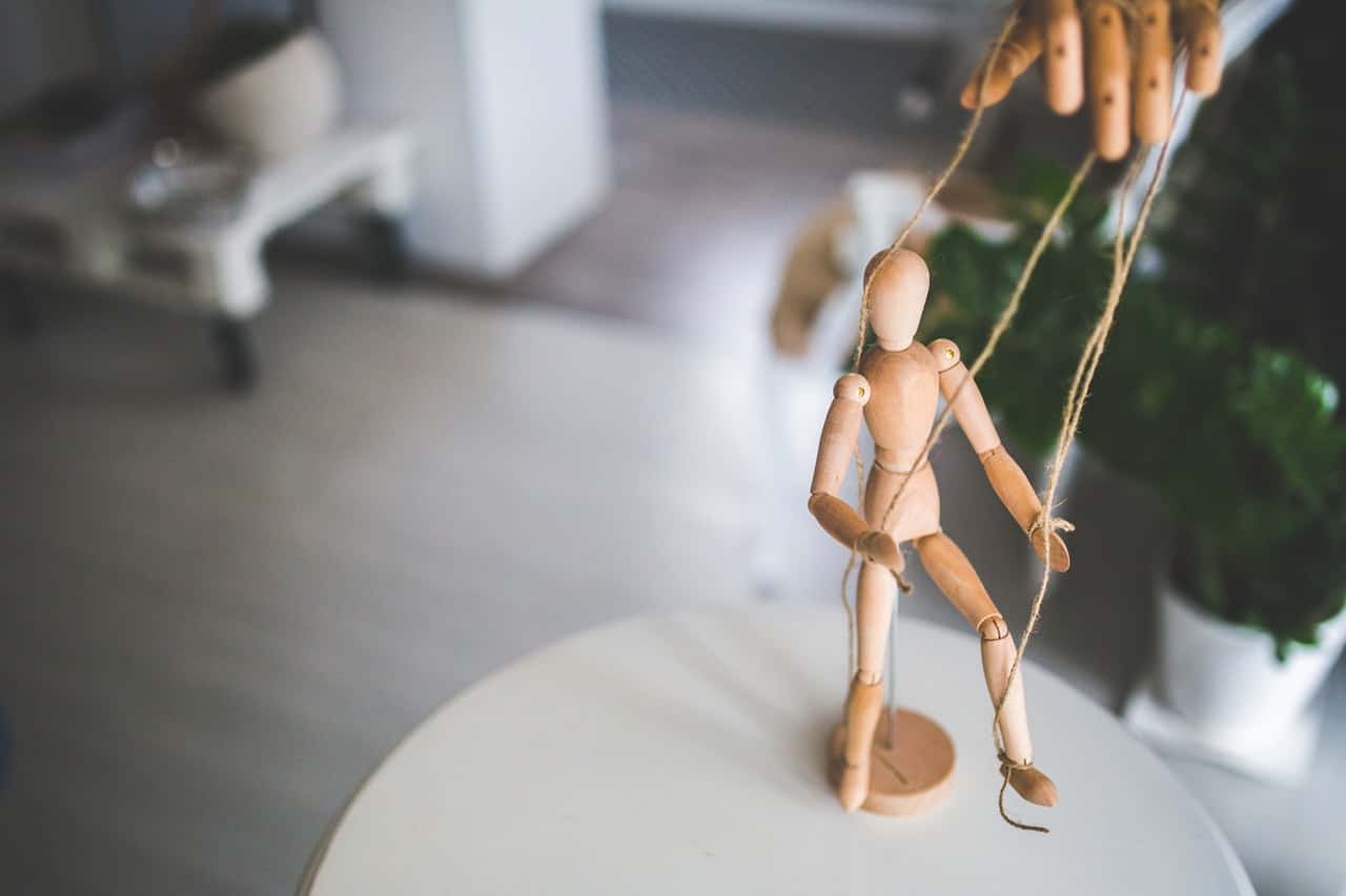 wooden-mannequin-as-a-marionette-6390