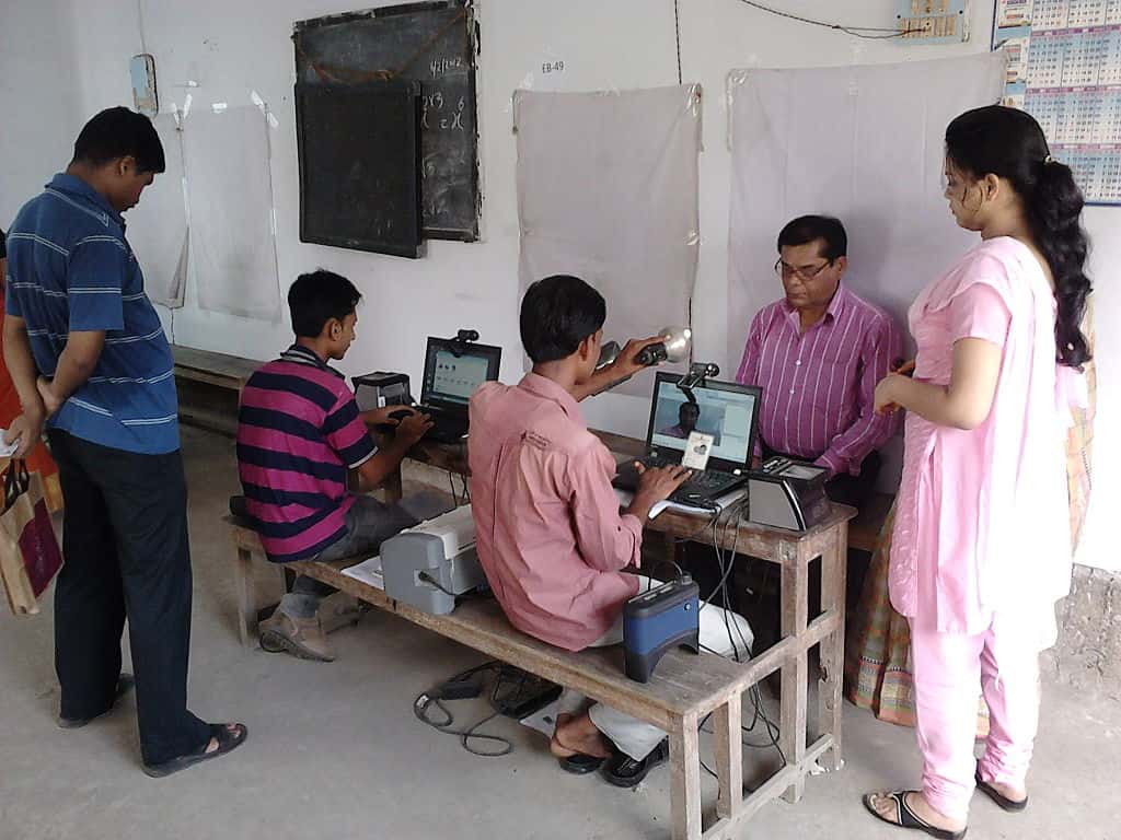 1024px-Aadhaar_-_Biometric_Data_Collection_-_Chirantani_Vidyapith_-_Howrah_2012-08-10_01547