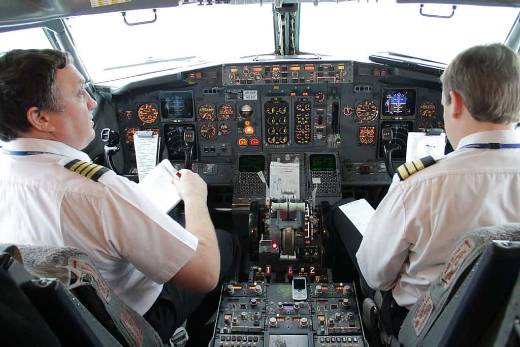 1024px-Aerosvit_Boeing-737-400_UR-VVP_pilot_cabin