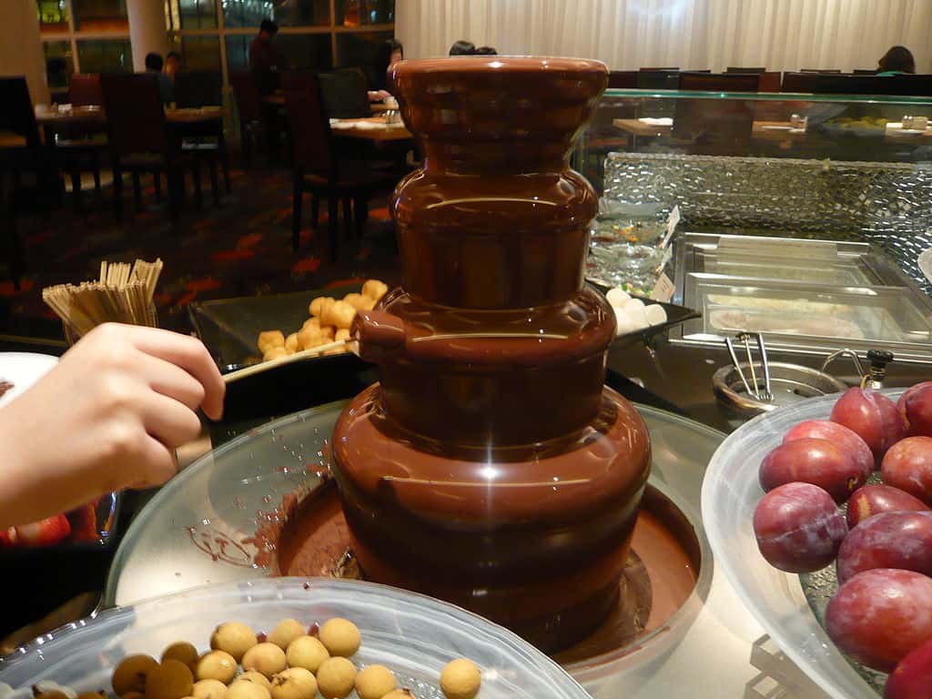 1024px-Chocolate_fountain_in_hk
