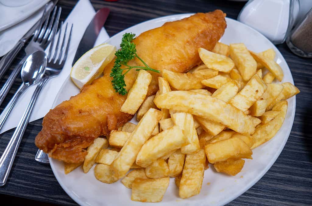 1024px-Fish_and_chips_blackpool