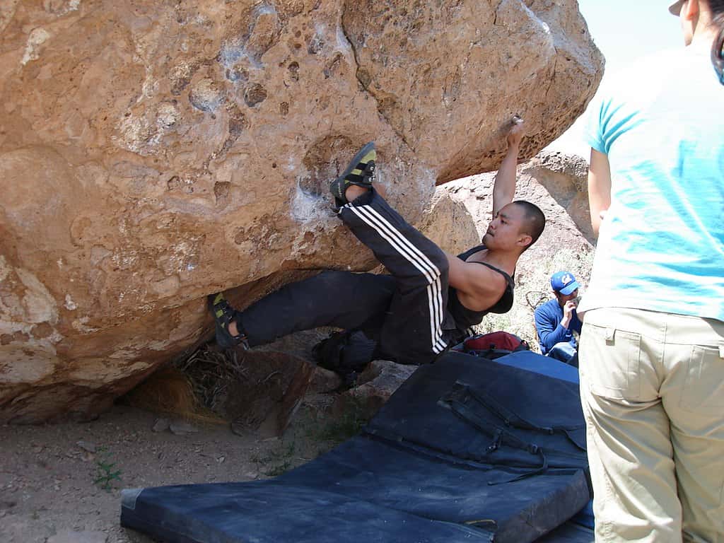 1024px-John_bouldering_at_The_Happy_Boulders_-_8360820666