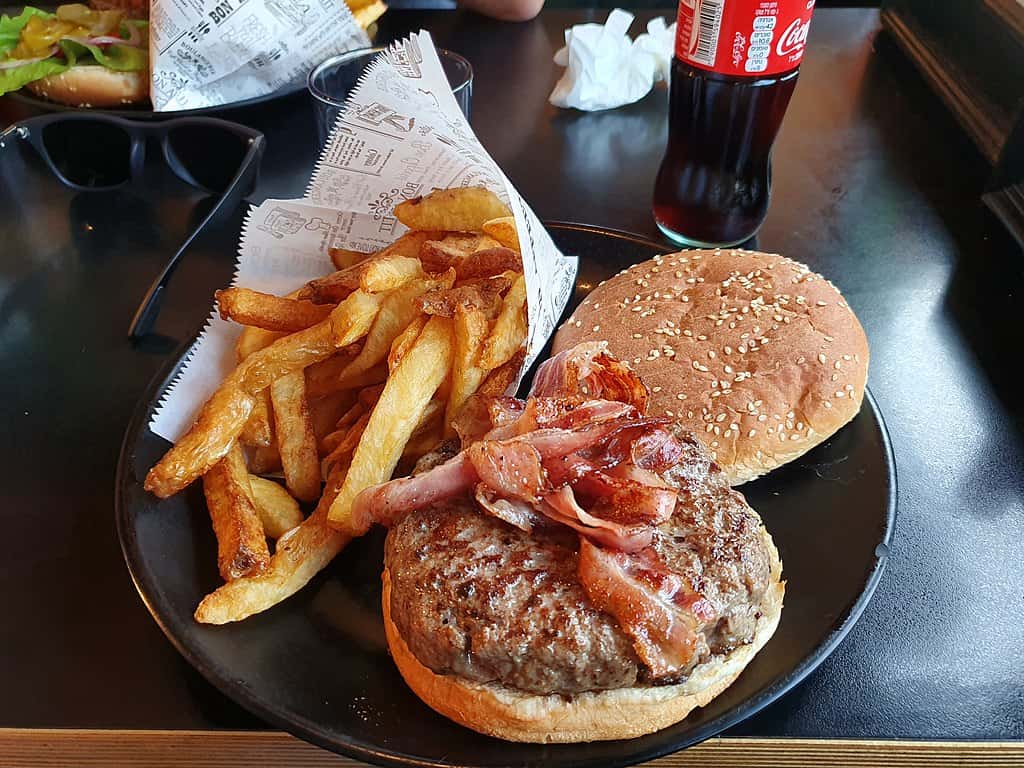 1024px-Klompus_Burger_With_Bacon_and_French_Fries