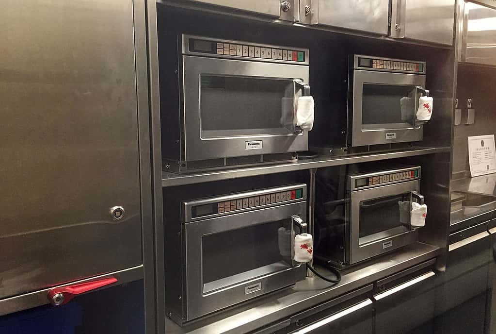 1024px-Panasonic_NE-1753_microwave_ovens_on_CR400AF-2012_(20180223175528)