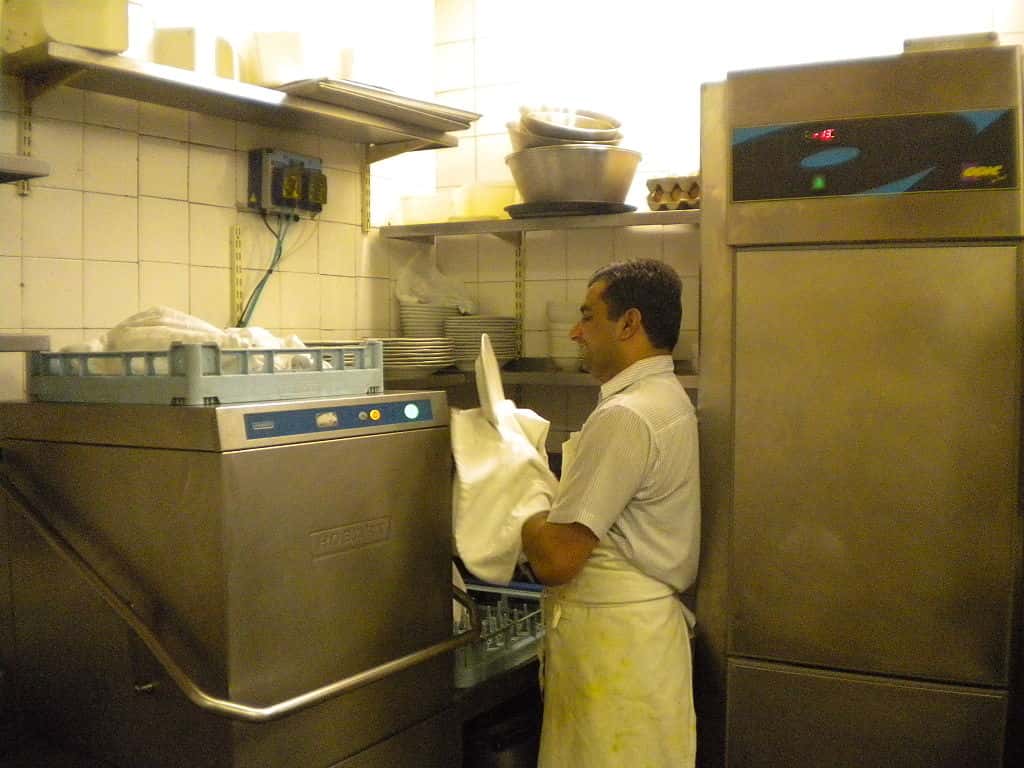 1024px-Punjabi_cook_and_dishwasher