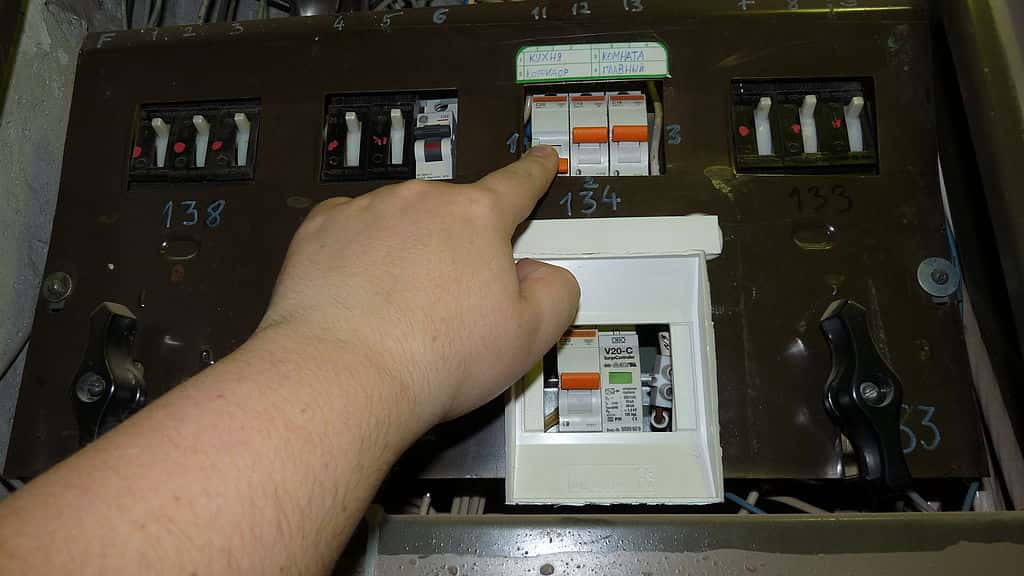 1024px-SAFETY_RULE_№1_-_REMOVE_THE_VOLTAGE_BEFORE_ANY_ACTION_AT_ELECTRICAL_WIRING