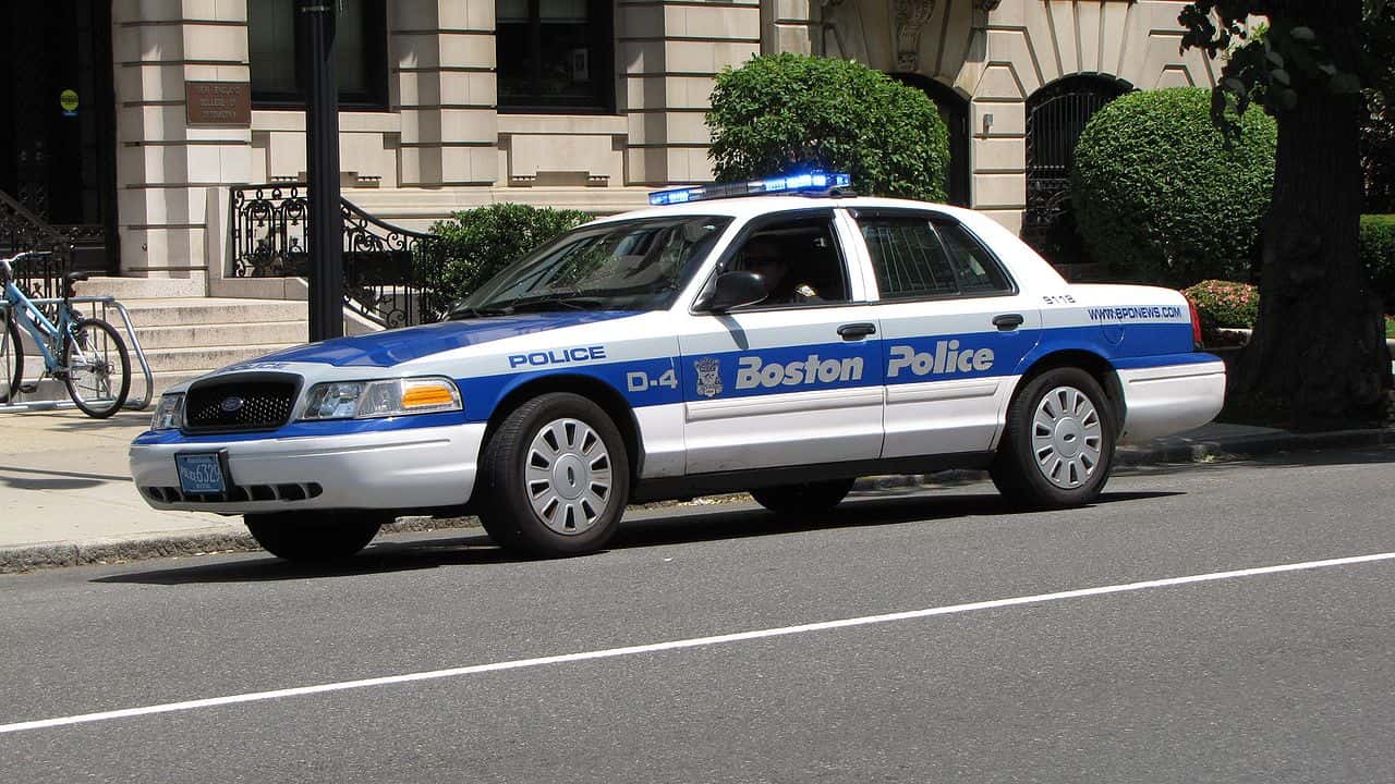 1280px-Boston_Police_cruiser_on_Beacon_Street