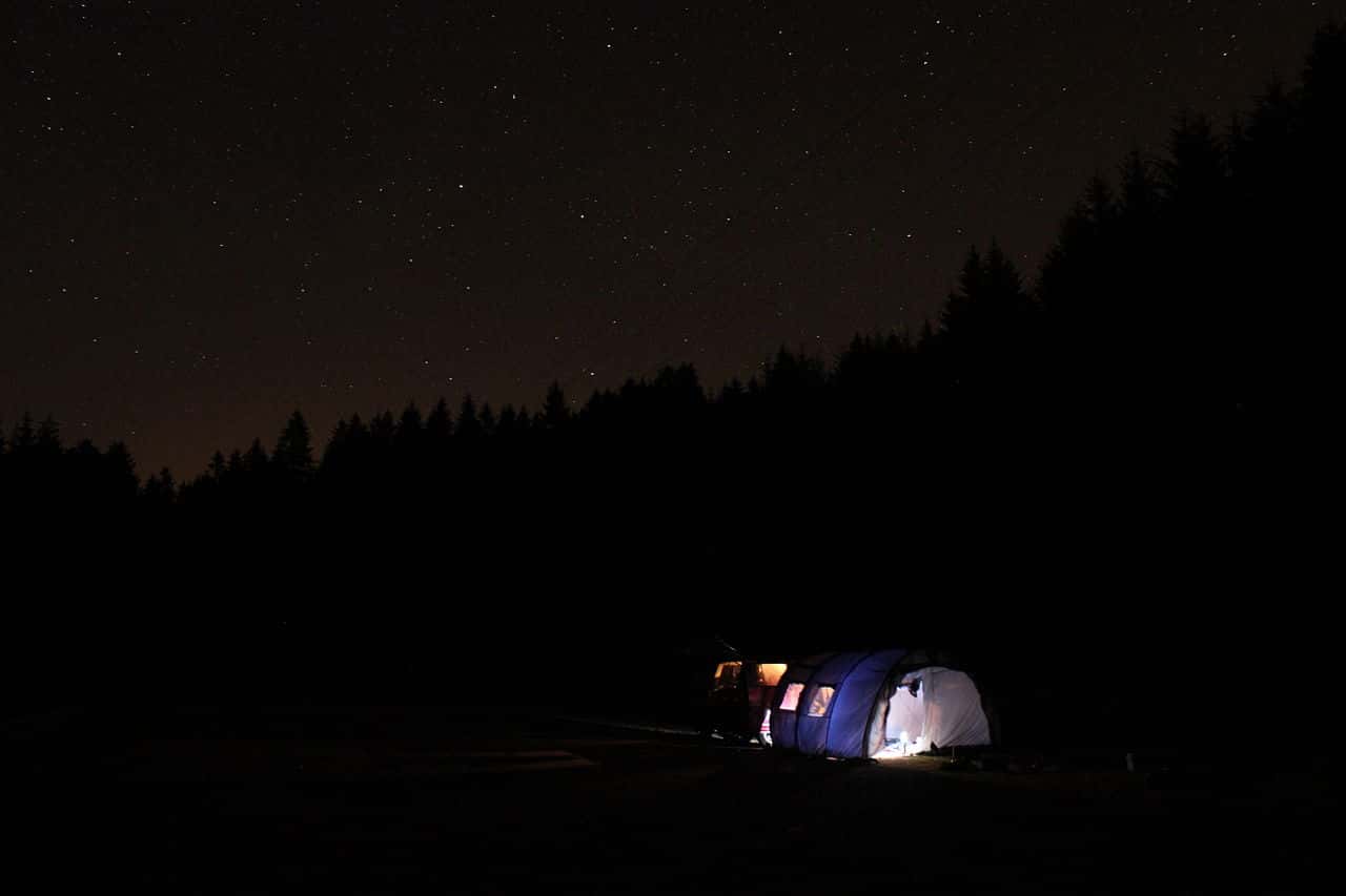 1280px-Night_Camping