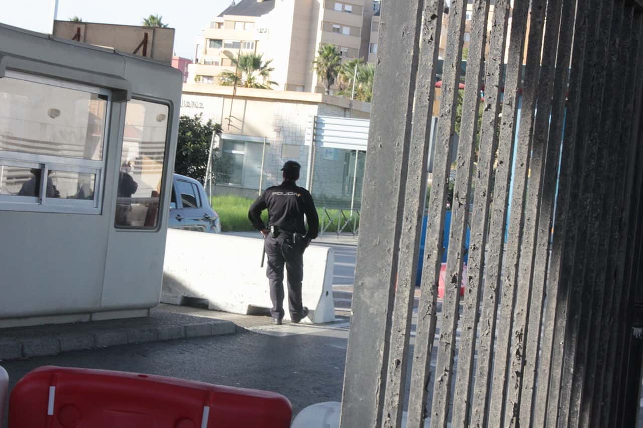 1280px-Spanish_border_guard