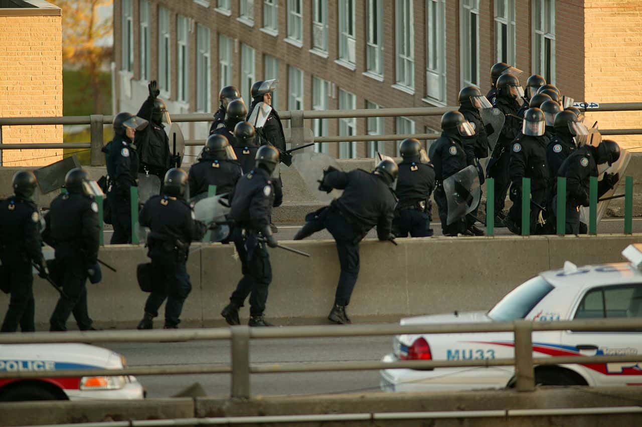 1280px-Toronto_police_confront_Tamil_protesters_blocking_Gardiner_Expressway
