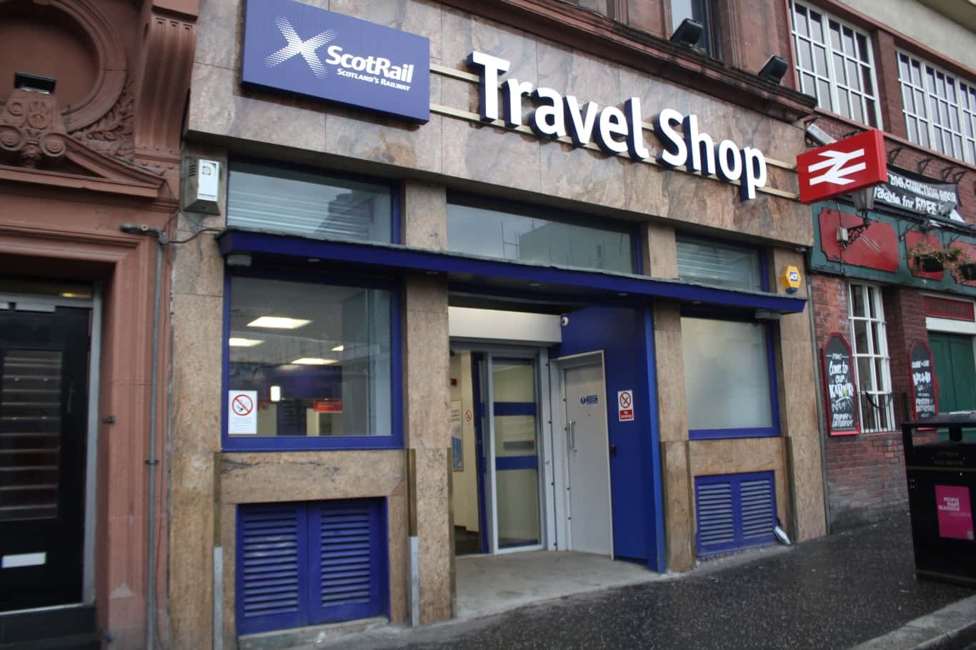 2018_at_Glasgow_Queen_Street_station_-_travel_shop
